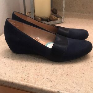 Andrew Geller  size 9.5M slip on navy blue wedge heel shoes w/ memory foam- NWT